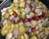 Foto del paso 1 de la receta: Pollo con patatas y lomo