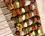Foto del paso 2 de la receta: 🍢Brochetas de cerdo aliñado y verduras 🍢