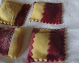 Foto del passaggio 5 della ricetta Ravioli bicolore alla rapa rossa, con salsiccia e ricotta