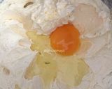 Foto langkah ke 2 dari resep Vanilla cupcake #cookpadpeduli.