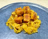 Foto del passaggio 9 della ricetta Tempeh fritto, con cipolle stufate al curry piccante