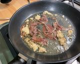 Une image de l'étape 6 de Tagliatelles vertes aux anchois, ail, tomates et persil.