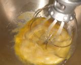 Foto del paso 1 de la receta: Bizcochuelo fácil para decoración de tortas