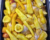 Fűszeres csirkeszárnyak hagyma ágyon fahéjas almával besütve recept fázis 5 fotója