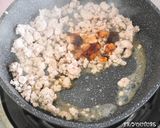 รูปขั้นตอนการทำที่ 3 ของ หมูสับผัดกระเทียมพริกไทยใบโหระพากรอบ
