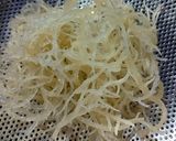 Hình bước làm 1 của món Chè hạt sen, táo đỏ, kỳ tử, rong sụn