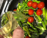 Foto del paso 5 de la receta: Rape a la plancha con guarnición de espárragos salteados y tomate cherry