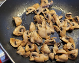 Foto del paso 1 de la receta: Hojaldres con embutidos, quesos y champiñones