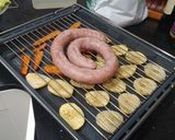 Foto del paso 3 de la receta: Butifarra al horno con patatas y zanahoria
