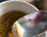 Foto del paso 6 de la receta: Infusión de María Luisa y tomillo, con cúrcuma, jengibre, y miel de azahar