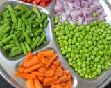 मसाला ए मैजिक मिक्स वेज पुलाव (masala e magic mix veg pulao recipe in Hindi) रेसिपी चरण 2 फोटो