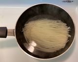 Foto del paso 3 de la receta: Noodles con costilla de cerdo y gambas!🥡🥢