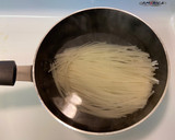 Foto del paso 3 de la receta: Noodles con costilla de cerdo y gambas!🥡🥢