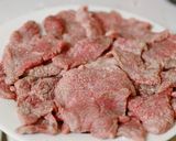 Hình bước làm 1 của món Bò xào Mông Cổ "chuẩn hàng"