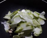 รูปขั้นตอนการทำที่ 3 ของ มะระหวาน(ฟักแม้ว)ผัดไข่