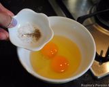 A picture of step 3 of Persian style tomato omelette.