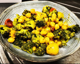 Foto del paso 5 de la receta: Curry de garbanzos y brócoli 🥦 con bacalao a la plancha y ajo aceite