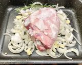 Foto del paso 2 de la receta: Codillo asado al romero
