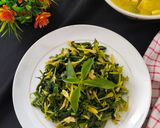 Foto langkah ke 5 dari resep Tumis Kangkung Bunga Pepaya.