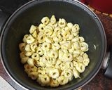 Foto del paso 2 de la receta: Tortellinis con boloñesa de salchicha y chorizo y huevo frito
