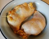 Foto del paso 4 de la receta: Cuarto de pollo deshuesado asado al carbón, relleno de beicon, pimiento y champiñones