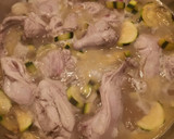 Foto del paso 4 de la receta: Conejo guisado al ajillo con calabacín