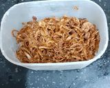 A picture of step 4 of Crispy Fried onions / birista.