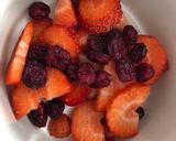 Foto del paso 1 de la receta: Ensalada agridulce de tomate “adora” y frutos rojos con skyrella y atún