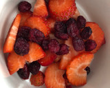 Foto del paso 1 de la receta: Ensalada agridulce de tomate “adora” y frutos rojos con skyrella y atún