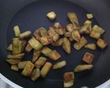 Foto del passaggio 2 della ricetta Tortiglioni con gamberi, crema di melanzane e datterini