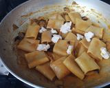 Foto del passaggio 4 della ricetta Paccheri zucca, radicchio e noci