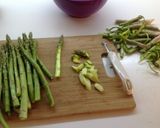 Foto del passaggio 2 della ricetta Trenette con vongole, asparagi e aglio dolce