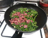 Foto del paso 5 de la receta: Judía verde salteada con ajo y taquitos de jamón