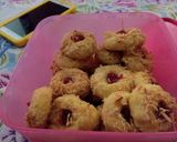 Foto langkah ke 8 dari resep Strawberry Cheese Thumbprint Cookies.