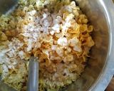 A picture of step 4 of Gujrati chiwda.