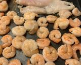 Foto del paso 3 de la receta: Camarones y merluza a la plancha con salsa golf