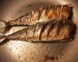 Foto del paso 5 de la receta Caballas a la plancha, a los aromas de laurel