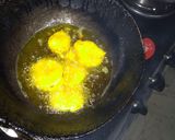 A picture of step 2 of Baingan Bhaja.