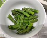 Foto del passaggio 5 della ricetta Farfalle con crema di asparagi, pescespada e mazzancolle