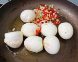Hình bước làm 1 của món Trứng rim nước tương