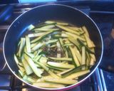 A picture of step 2 of Pasta (Linguine) zucchine e capperi.