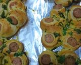 Hình bước làm 6 của món Bánh mì xúc xích hoa mai