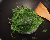 Foto langkah ke 2 dari resep Tumis Bayam Jagung.
