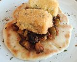 Foto del paso 5 de la receta Caponata siciliana con bacalao empanado sobre pan Naan