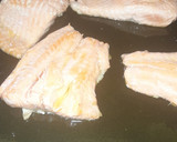 Foto del paso 2 de la receta: Salmón en salsa de gambas con angurinhas