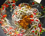 Foto del paso 2 de la receta: Arroz basmati al curry con gulas y almejas