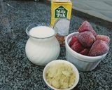 A picture of step 1 of Strawberry creamy shake.