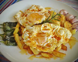 Foto del paso 8 de la receta: Huevos fritos con patatas, ajos enteros y pimientos de padrón
