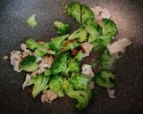 รูปขั้นตอนการทำที่ 2 ของ ผัดบร็อคโคลี่หมูสไลด์ [เมนูเด็ก]