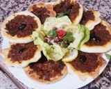 Une image de l'étape 3 de Les plaques syriennes (pain garni de viande hachée).